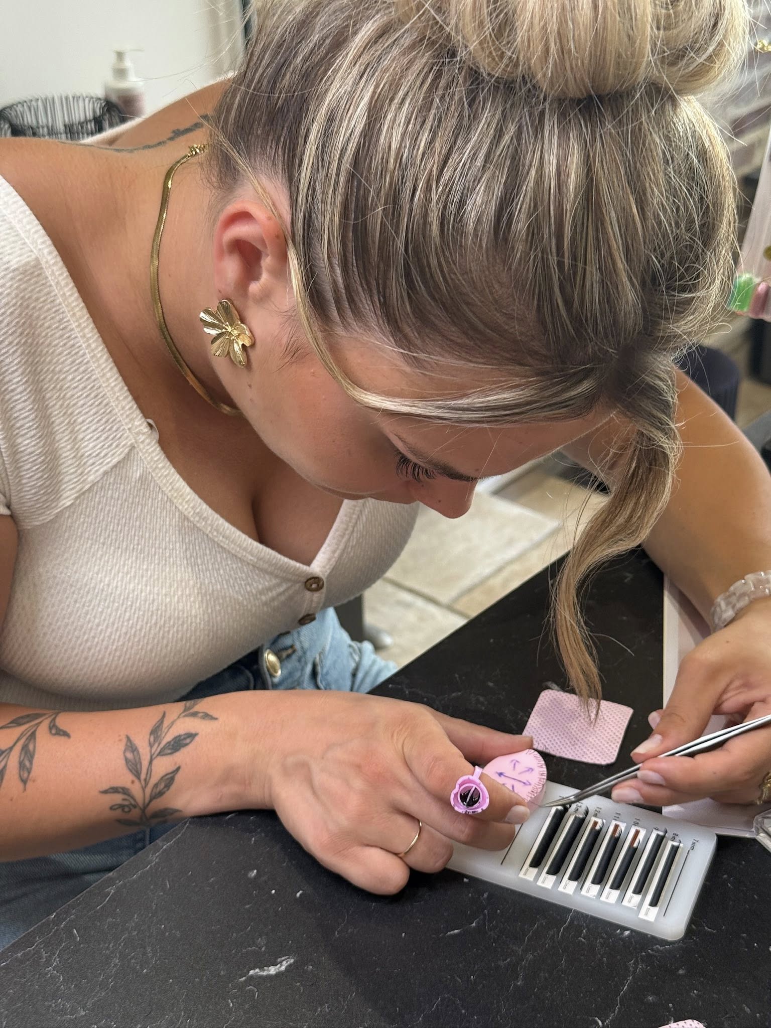 Pose d'extensions de cils en formation chez SEDA Designer